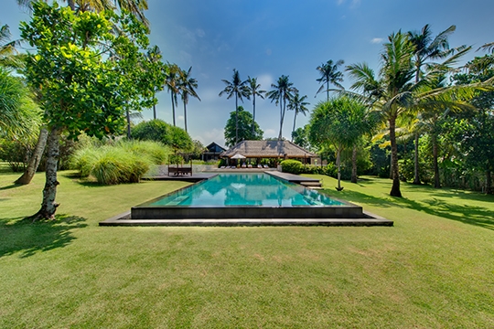 Garden, pool and villa